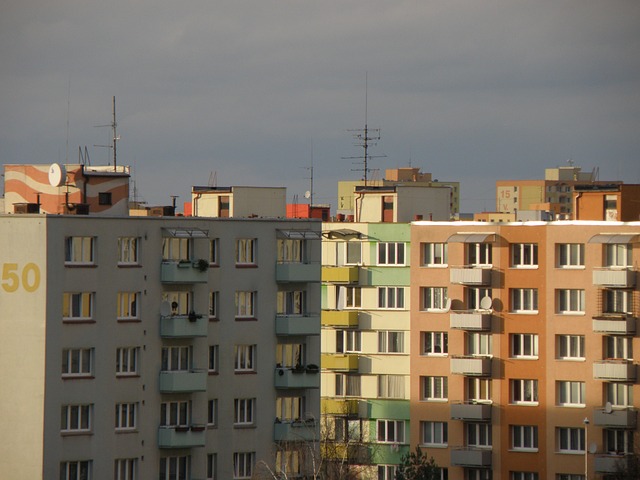 v paneláku jsou okna standardizovaná